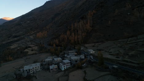 pueblo de montaña con árboles amarillos y colores otoñales