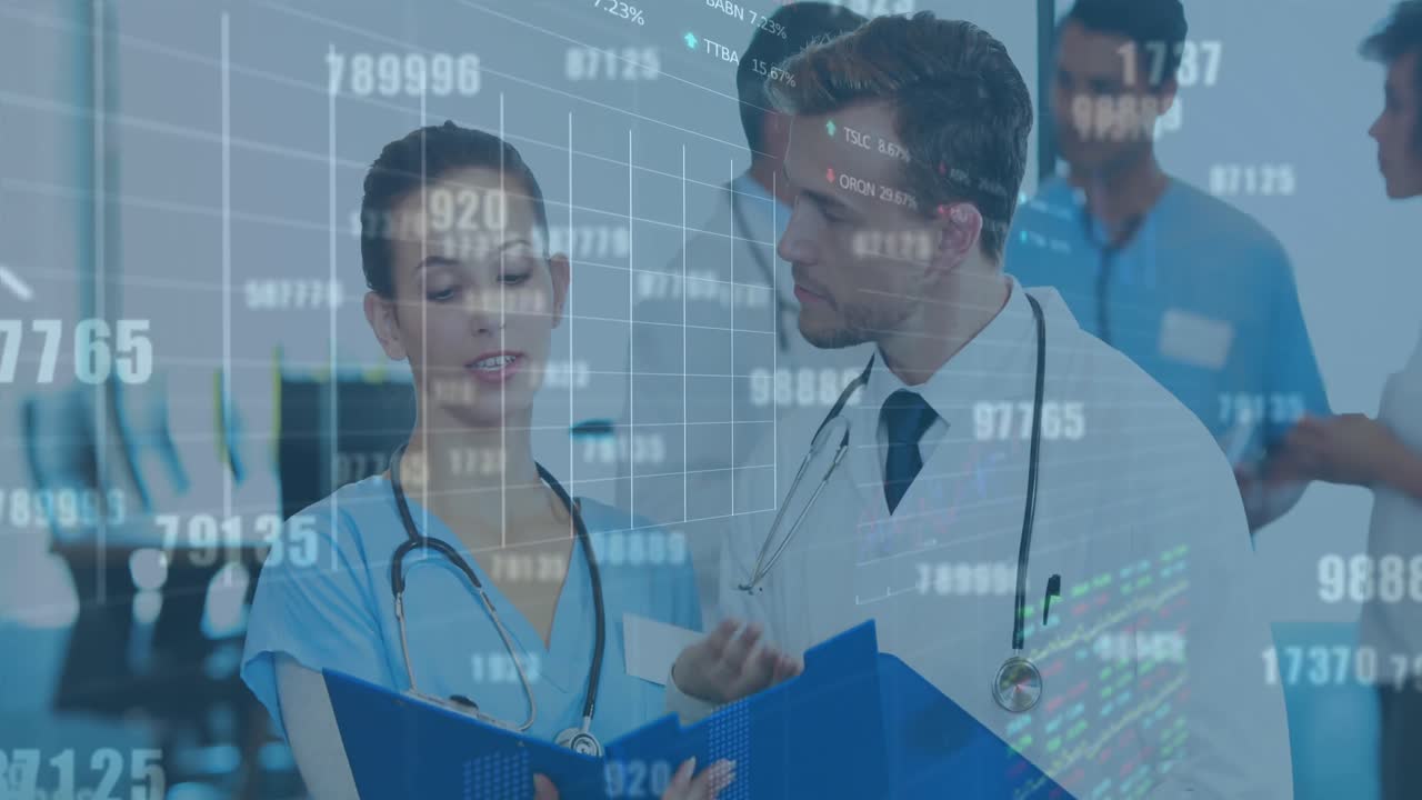 animación de tableros de negociación, gráficos, números, diversos médicos discutiendo los informes de los pacientes en el hospital.