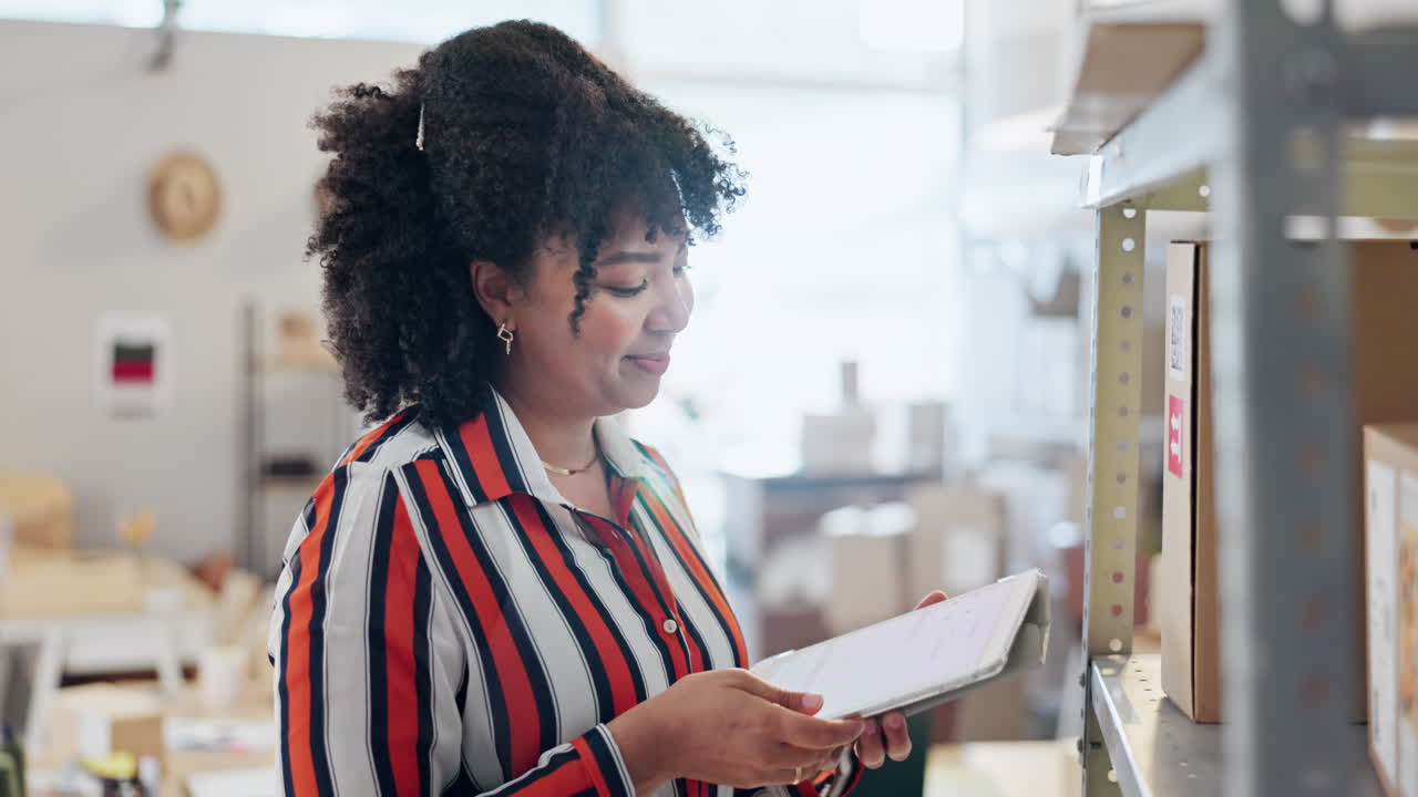mujer, tableta y escanear el código del paquete