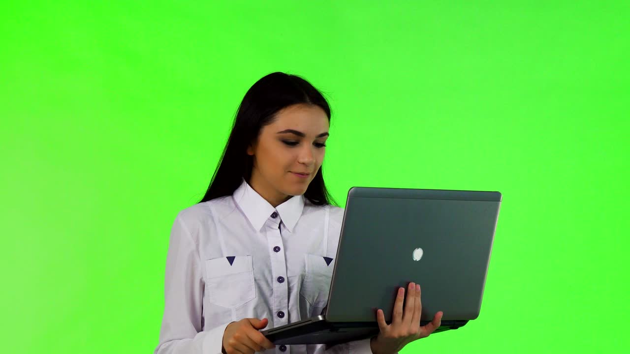 hermosa mujer de negocios hablando en video en su portátil