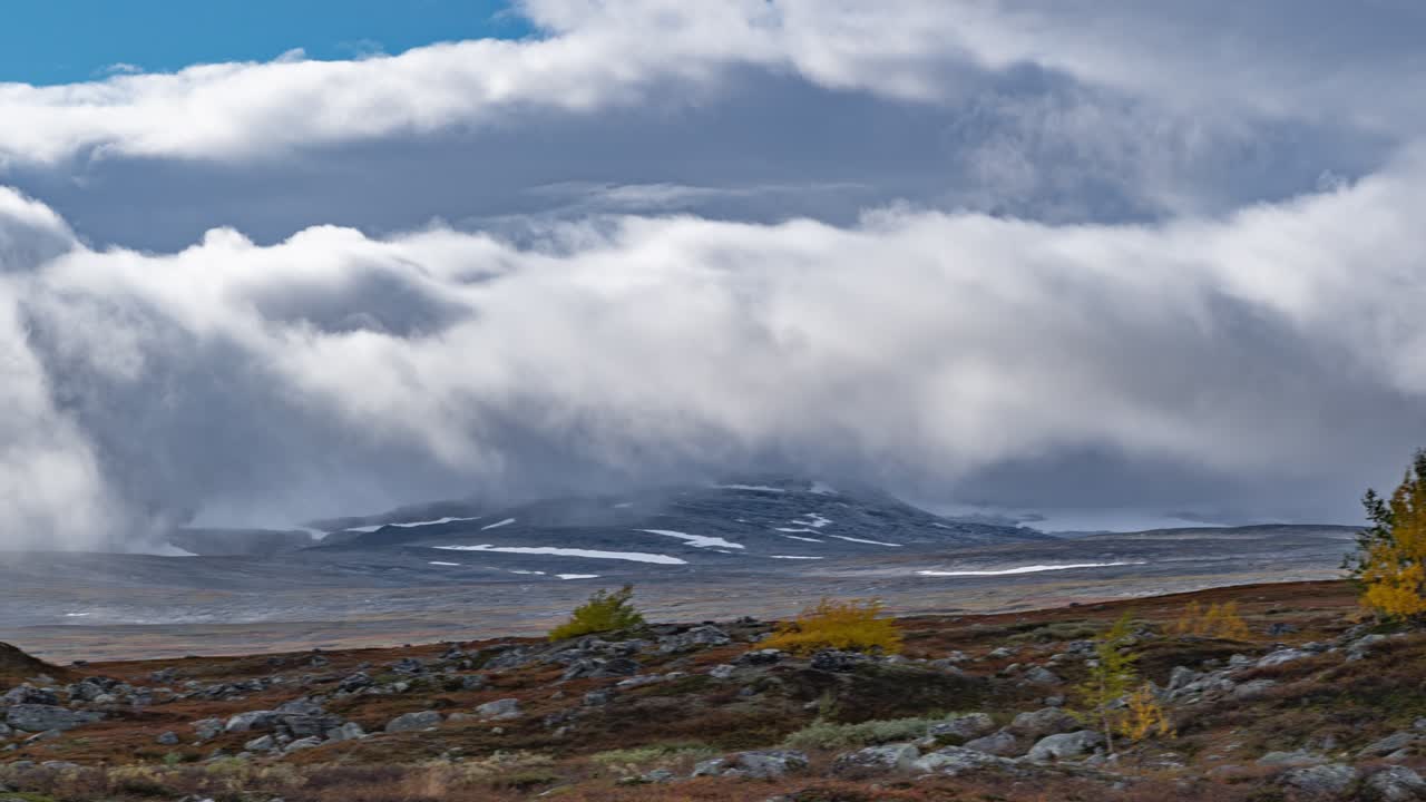 pesadas nubes blancas girando sobre la tundra cerca del círculo polar ártico en noruega