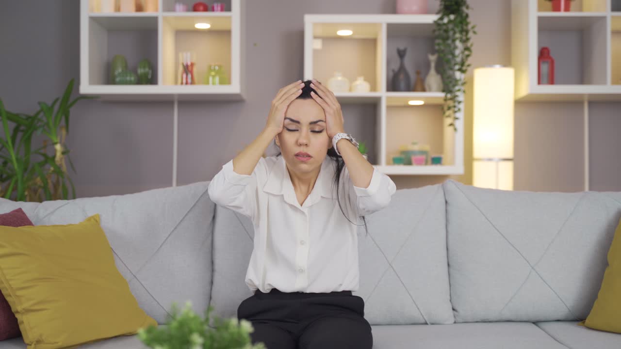 집에서 두통을  ⁇ 는 여자.