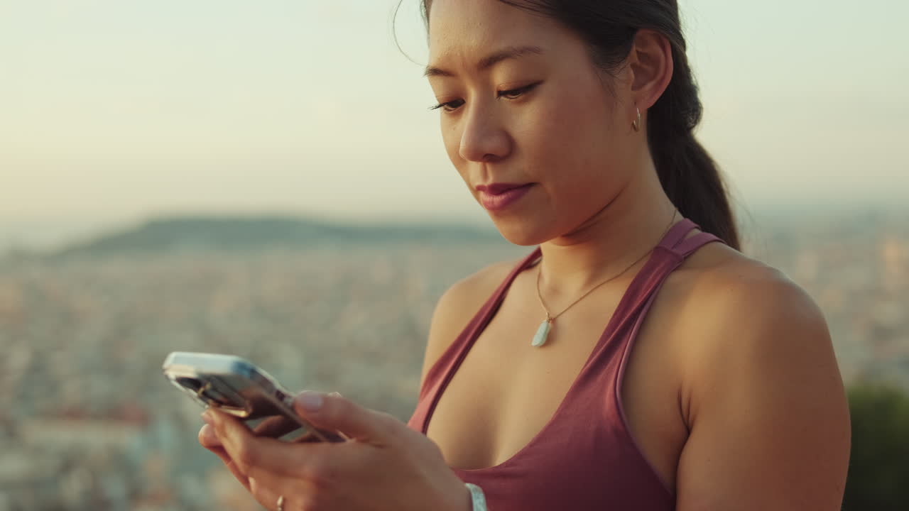 야외에서 전화를 사용하는 여성