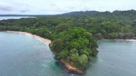 Herrliche-Aussicht-Auf-Eine-Halbinsel-Mit-Sandstrand-In-Puerto-Viejo,-Costa-Rica