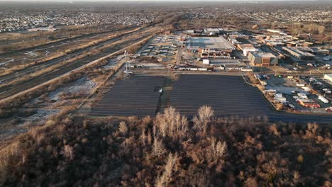 Una-Vista-Aérea-De-Muchos-Paneles-Solares-Grandes-En-Un-Día-Soleado