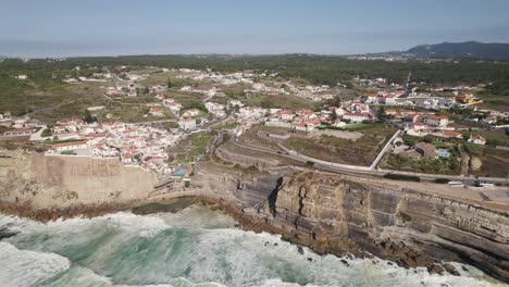 Portugal-Resort-Klippenstadt-Azenhas-Do-Mar,-Luftdrehansicht