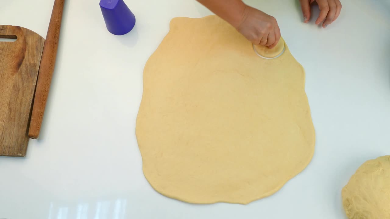 el cocinero hace las pastillas de la masa