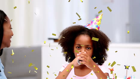 animación de confeti cayendo sobre la familia divirtiéndose en la fiesta de cumpleaños