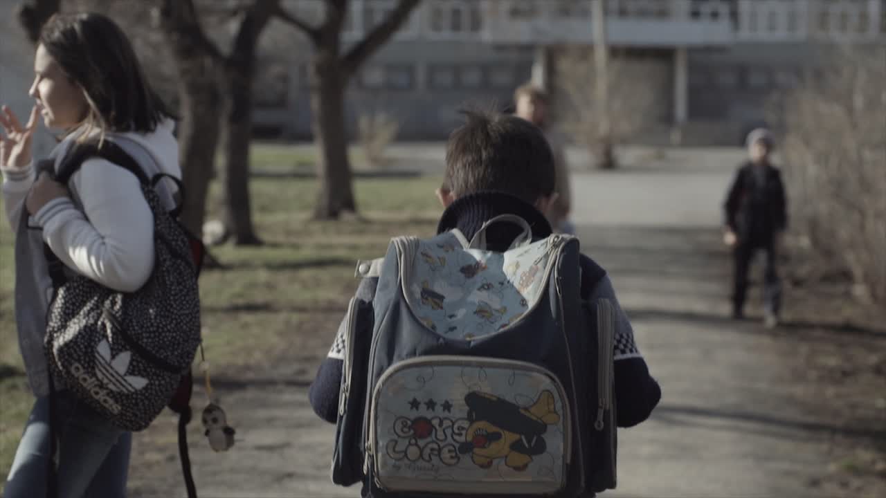 학교에 걸어가는 아이들