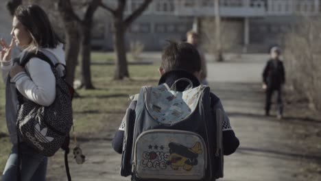 niños caminando a la escuela