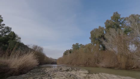 un dron se desliza a lo largo del río guadalquivir en el sur de españa