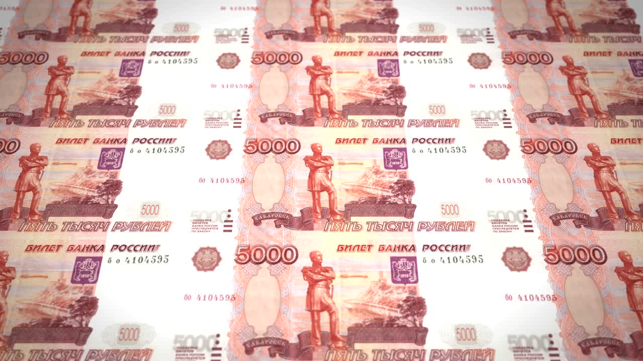 Billetes de cinco mil rublos rusos rodando en pantalla, dinero en efectivo, bucle