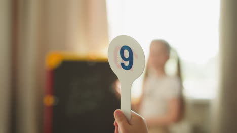 el alumno muestra dígitos resolviendo problemas de matemáticas con su hermana en casa