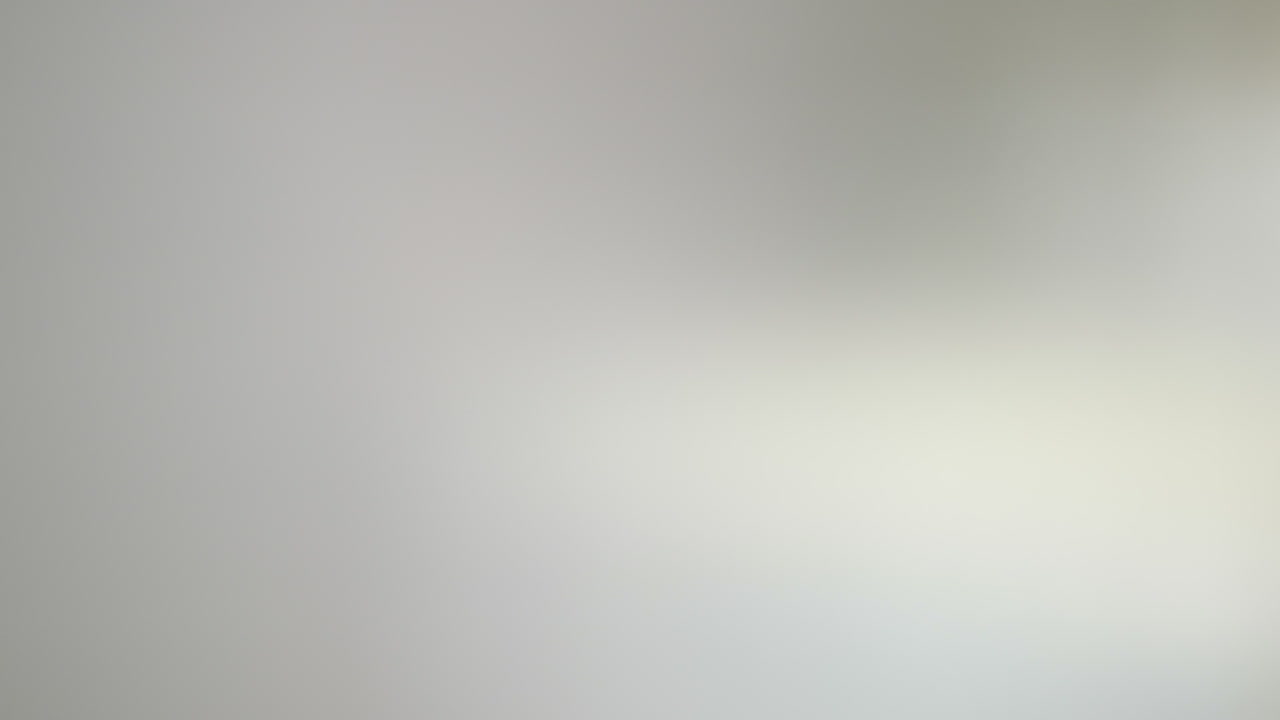 chef preparando comida en una cocina comercial