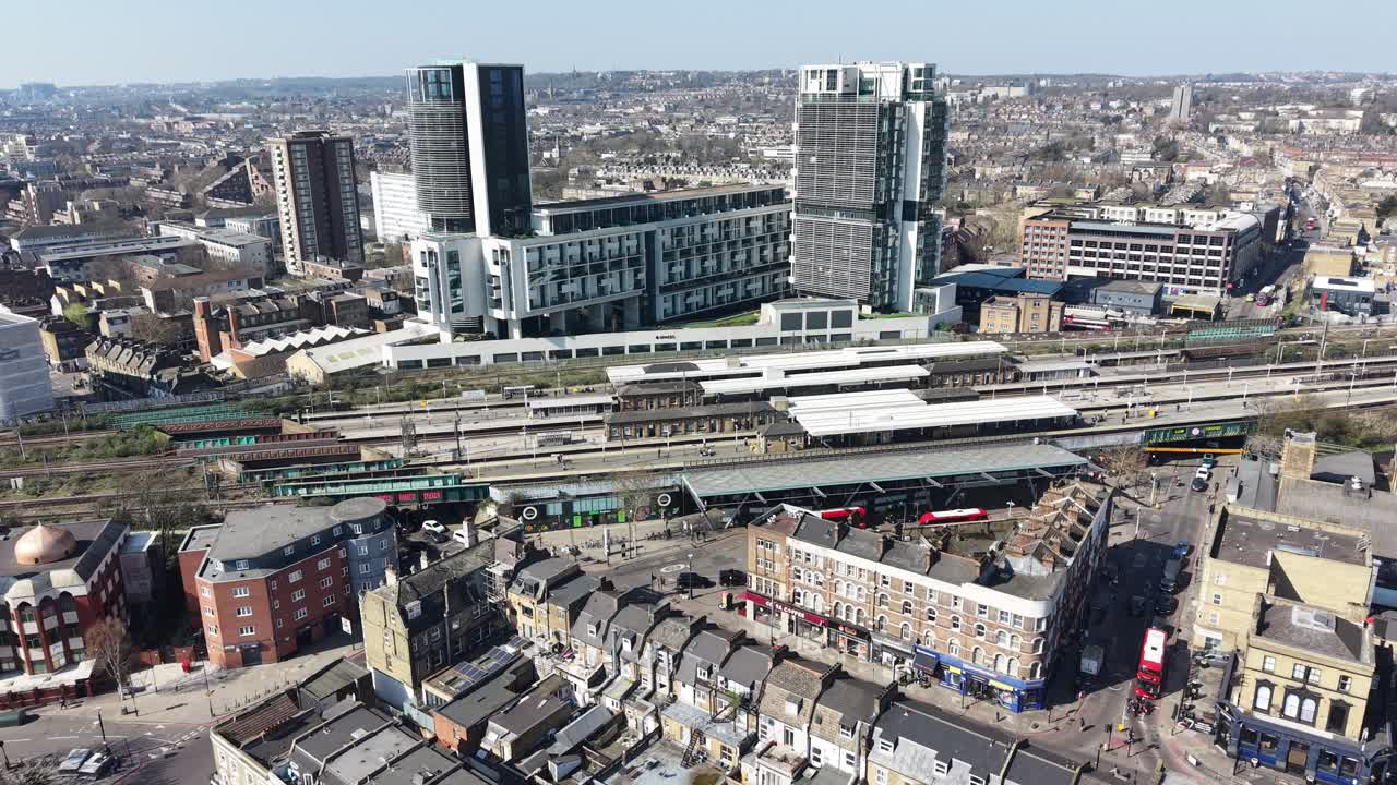 Ripresa aerea panoramica con drone di Finsbury Park, Nord Londra, Regno Unito.