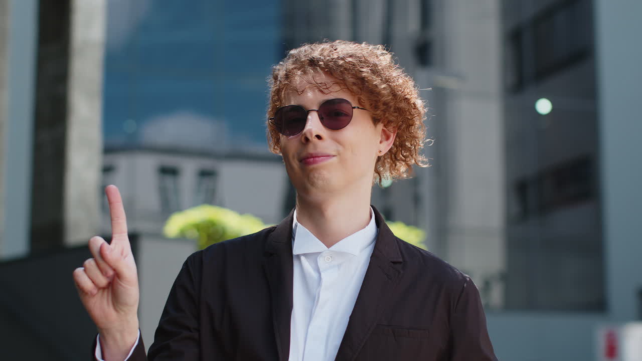 불만을 품은 사업가 손가락을 흔들지 말고 아이디어 제안에 불만을 표합니다.