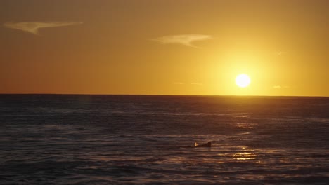 Hermosas-Olas-Del-Océano-En-Cámara-Lenta-Chocando-Y-Rompiendo-En-La-Orilla-Del-Mar-En-Hawaii