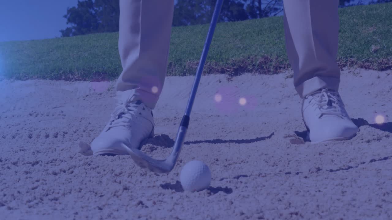 골프 코스에서 골프를 치는 고위 백인 남성 위의 빛 반점의 애니메이션