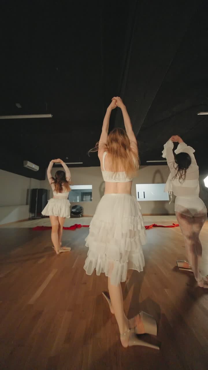 Tre donne che danzano in uno studio
