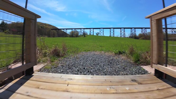 Una vista dal basso con un drone FPV che vola dal viadotto Moodna a Salisbury Mills, NY, in una giornata di sole.