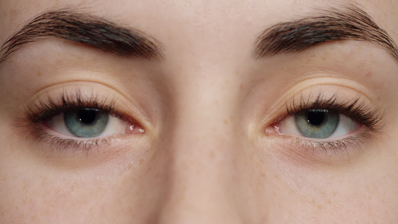 가까운 파란 눈  ⁇ 박이는 아름다운 여성 자연 색 건강한 시력 개념