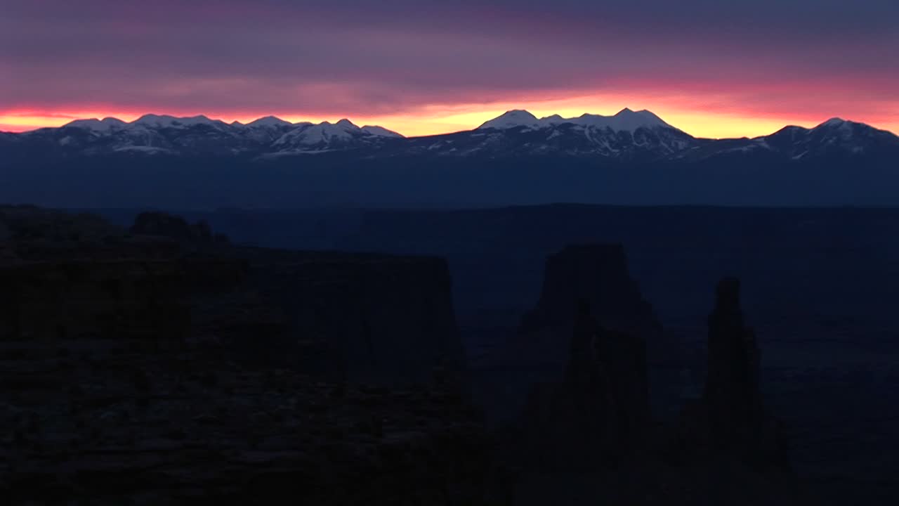 posibilidad remota de las montañas nevadas de la sal en el parque nacional canyonlands en goldenhour