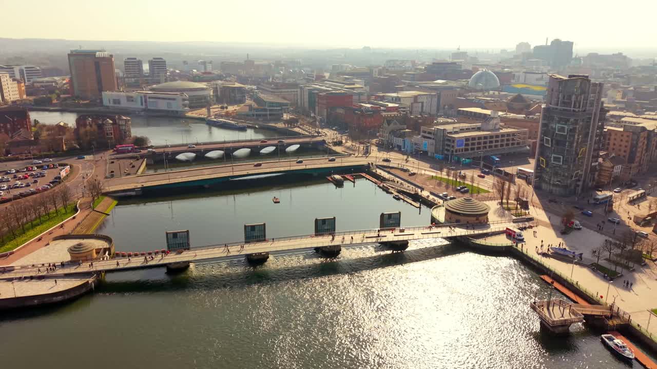 Vídeo aéreo ascendente em 4K 60FPS do Rio Lagan e das Pontes de Lagan no centro da cidade de Belfast, na Irlanda do Norte. Produzido na proporção 3840x2160 com cor Rec709.