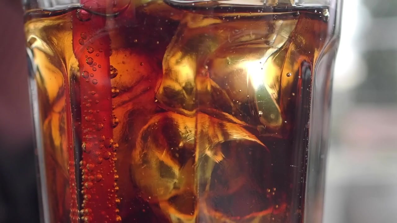 Primo piano di cola gassata con ghiaccio e limone