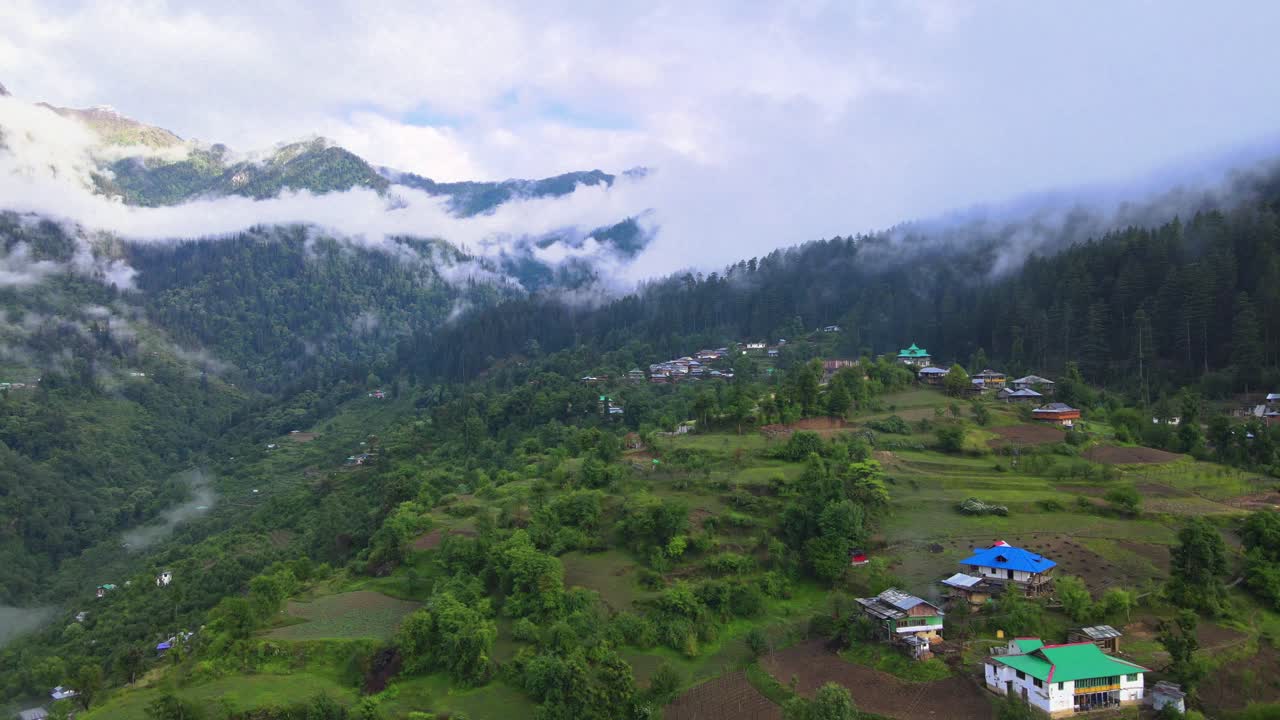 toma de drones de un valle nublado de sainj en himachal pradesh cerca de manali, kasol-9
