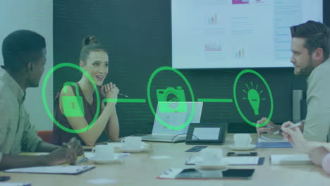 animación de una red de iconos digitales contra diversos colegas discutiendo juntos en la oficina