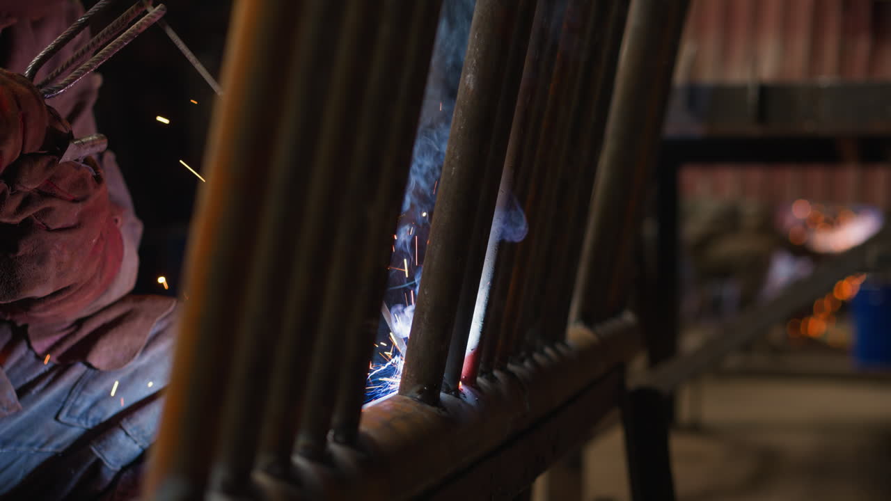 직원은 용접으로 보일러 방에 대한 금속 파이프를 부착합니다.