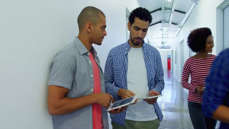 colegas discutiendo sobre la tableta digital 4k 4k