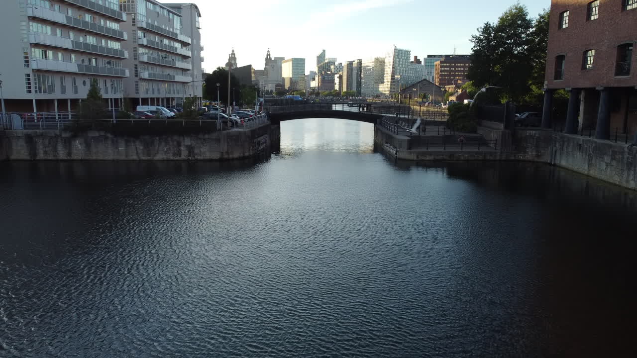 Vista aerea della città di Liverpool, nell'Inghilterra nord-occidentale, ripresa da un drone