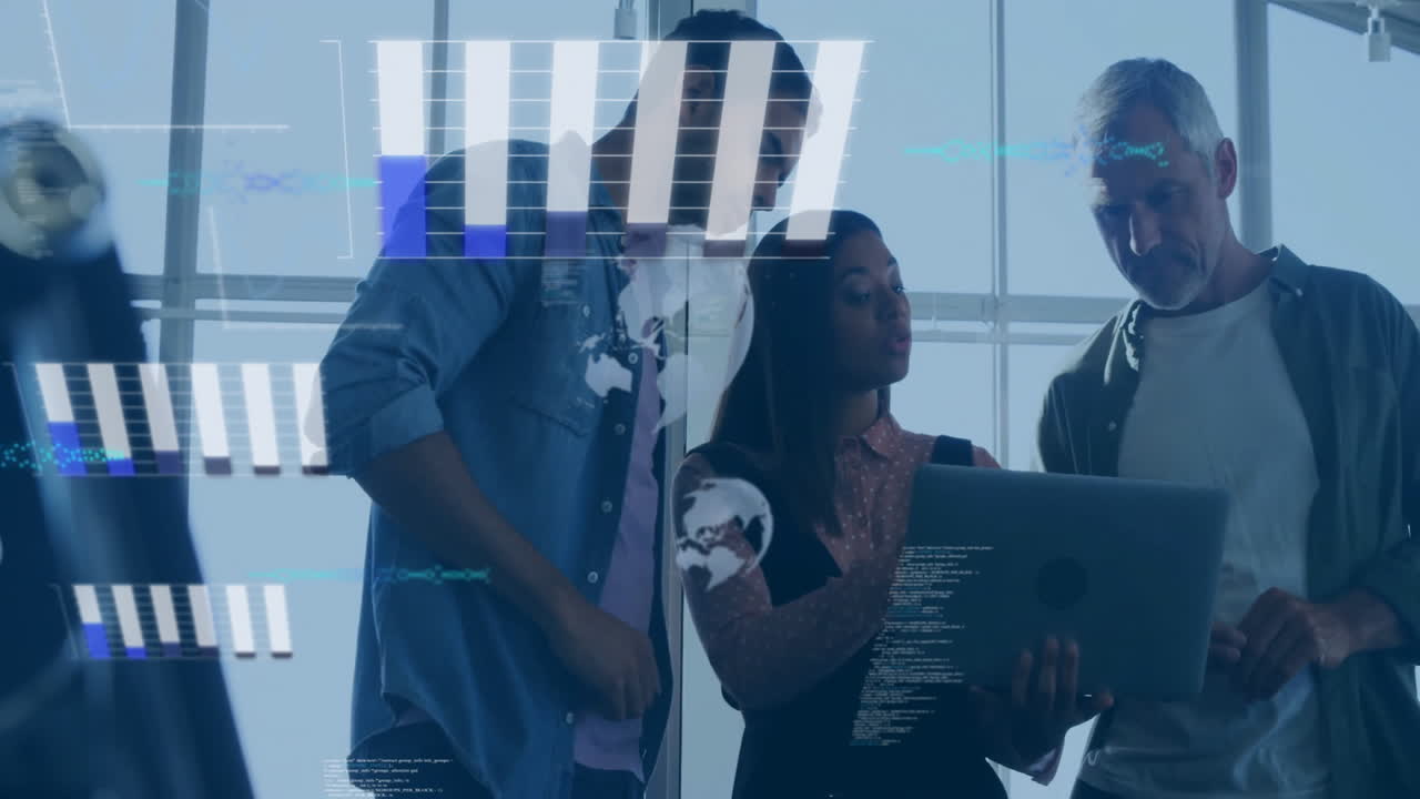 animación de procesamiento de datos y globos sobre diversas personas de negocios hablando en la oficina