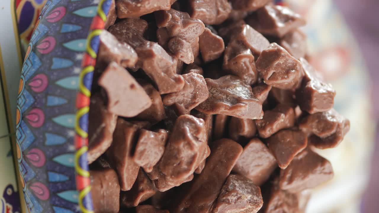 Ciotola di caramelle al cioccolato