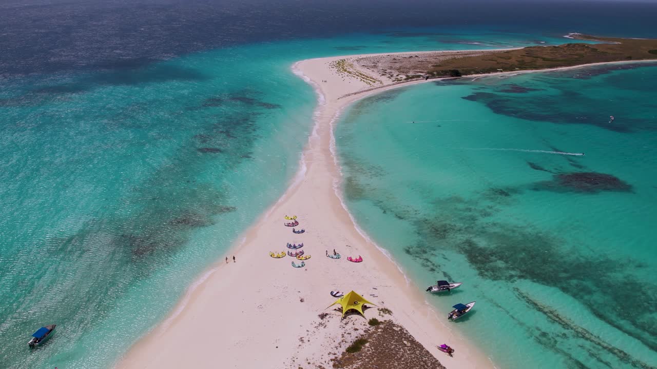 cayo de agua 열대 섬 의 모래 해변 에 누워 있는 유인원 들 과 함께 모래 언덕 을 공중 에서 볼 수 있다
