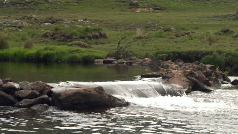 un río que fluye sobre las rocas
