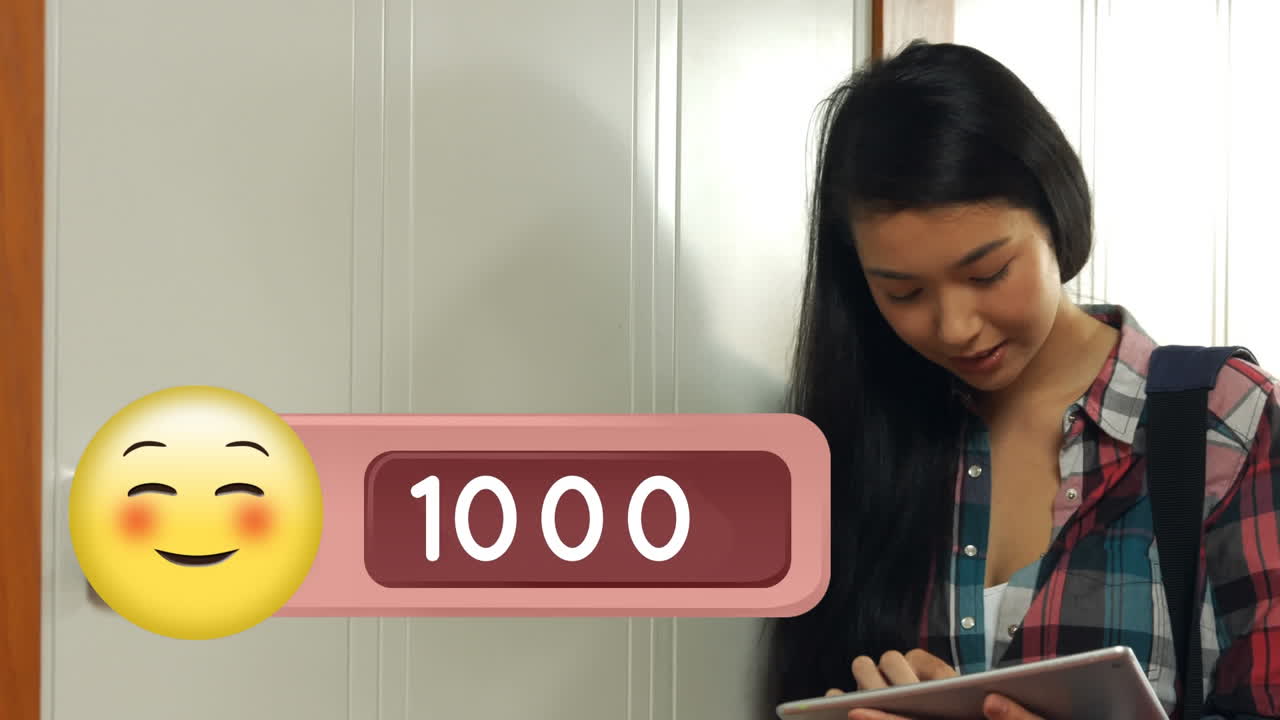 로커에 태블릿을 사용하는 여성 학생