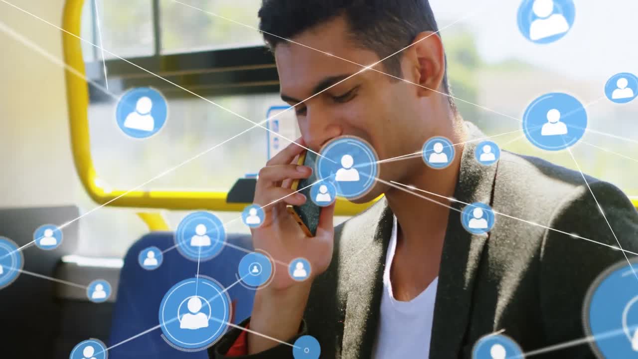 프로필 아이콘의 애니메이션은 기차에서 드폰으로 이야기하는 젊은 아시아 남성의 선과 연결됩니다.