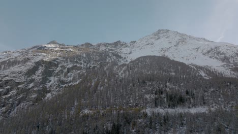 Video-De-Drones-Aéreos-Laterales-De-La-Cima-De-La-Montaña-Inclinada-Hacia-Arriba