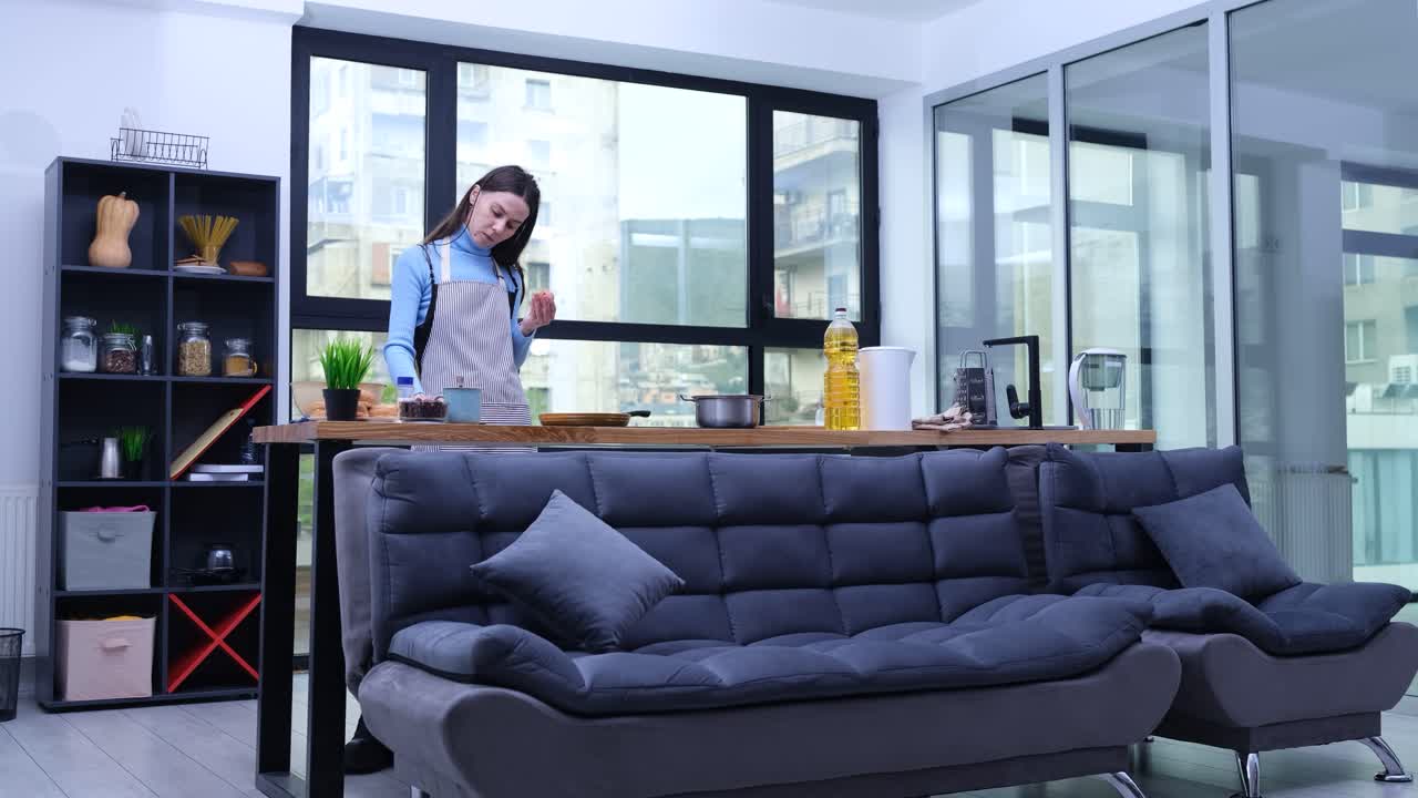 현대적 인 부 에서 요리 하는 여자