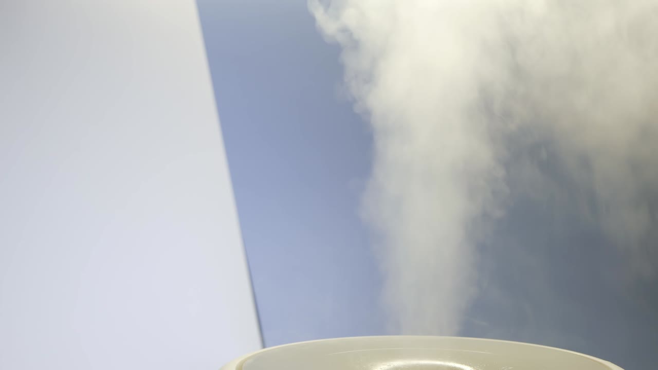 초음파 수분기의  증기 - 공기 수분을 위해 디푸저에서 증기의 흐름 - 집에서 습도를 위해 연기의 끝없는 비디오 루프 - 수분제 및 공기 정제기 - 흡입기에서 분산된 안개