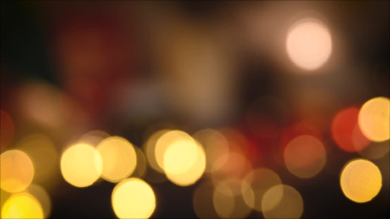 luces de navidad, brillantes círculos cálidos dorados abstractos desenfocados. luces de hadas borrosas. fuera de enfoque fondo de vacaciones. bokeh de luz del árbol de navidad. tema de año nuevo, fondo 4k