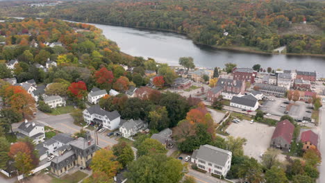 Drohnenüberflug-über-Die-Flussstadt-Hallowell,-Maine