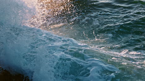 Schaumige-Welle-Bricht-An-Der-Küste,-Nahaufnahme.-Wildes-Wasser-Zerschmettert-Gefährliche-Felsen