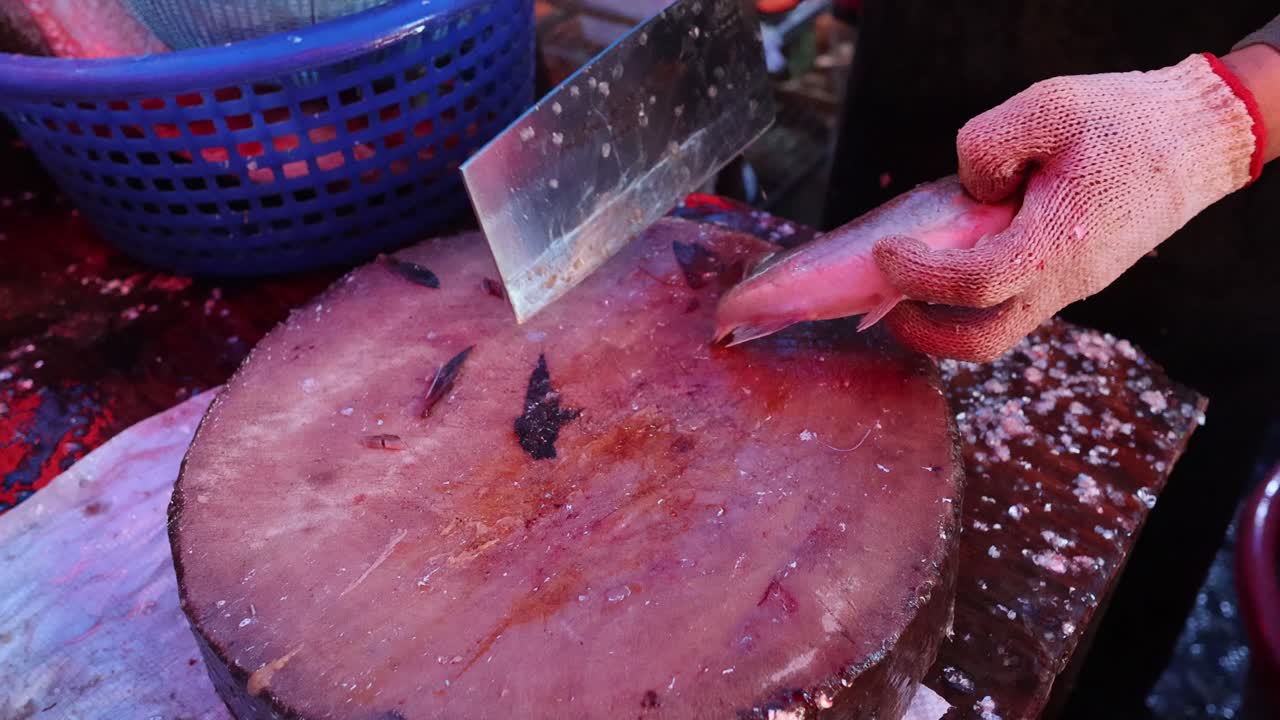 manos expertas filete de pescado en el bullicioso mercado