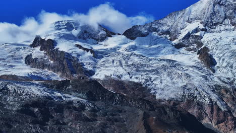 mañana pájaro azul cielo despejado soleado glaciar grieta glacial saas tarifa saastal zermatt suiza avión no tripulado góndola metro alpin tranvía alpine suizo alpes chalet valle montañas feevispa revelan hacia adelante
