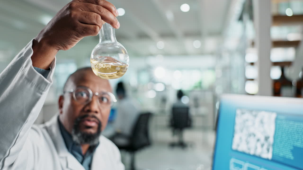 Científico que trabaja en un laboratorio