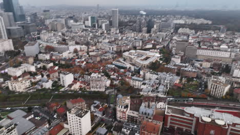 Cloudy-skies-frame-the-architectural-elegance-of-La-Défense.