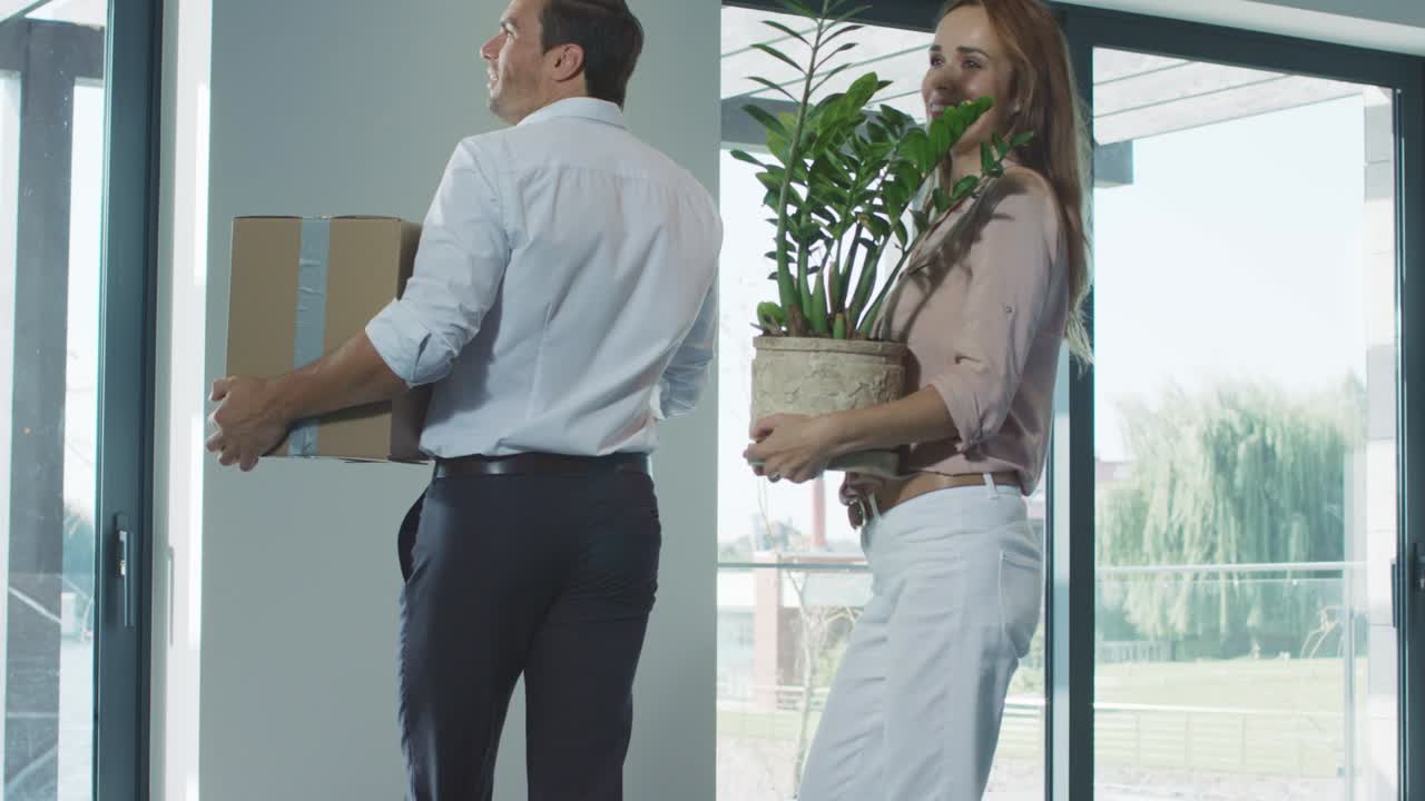 propietarios felices disfrutando de la inauguración de la casa. la gente disfruta del apartamento estatal